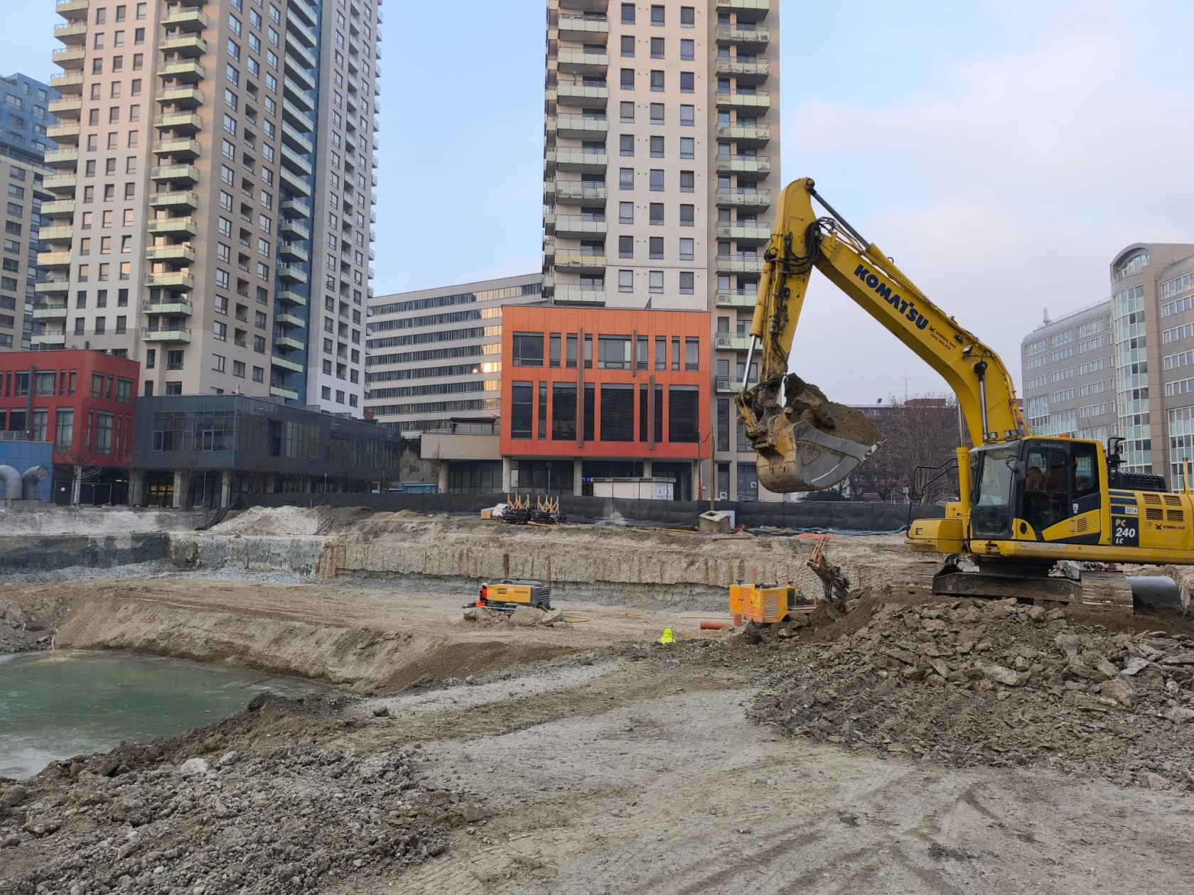 Výkopové práce plynule pokračujú a prebiehajú podľa harmonogramu.